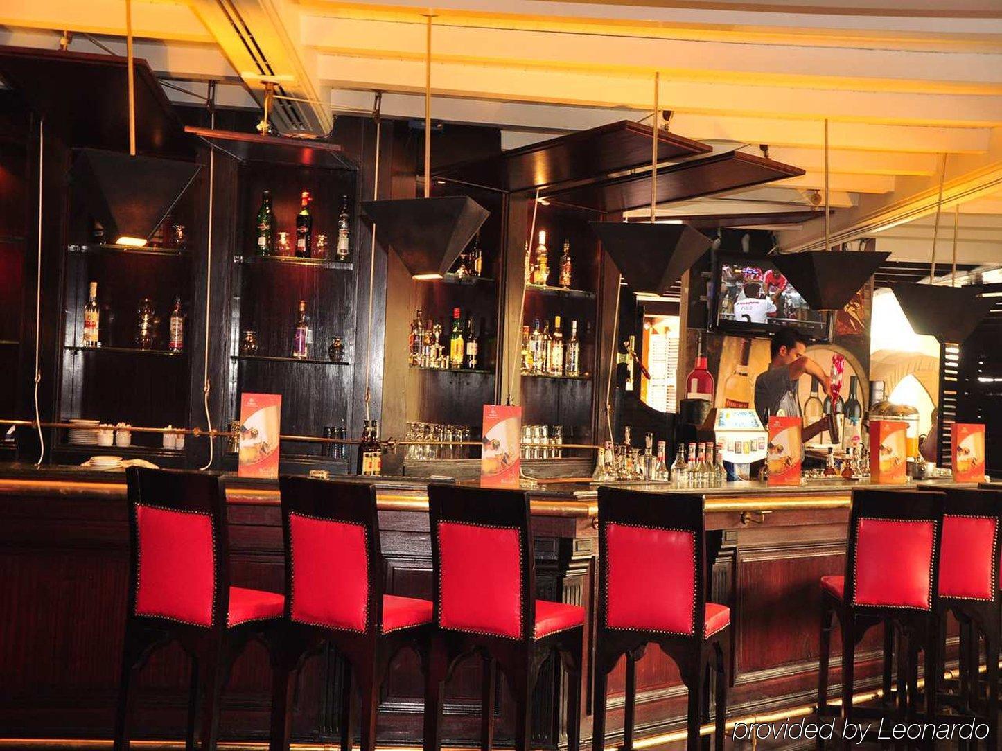 Jaz Sharm Dreams Hotel Restaurante foto The bar at the Mandarin Oriental, Paris