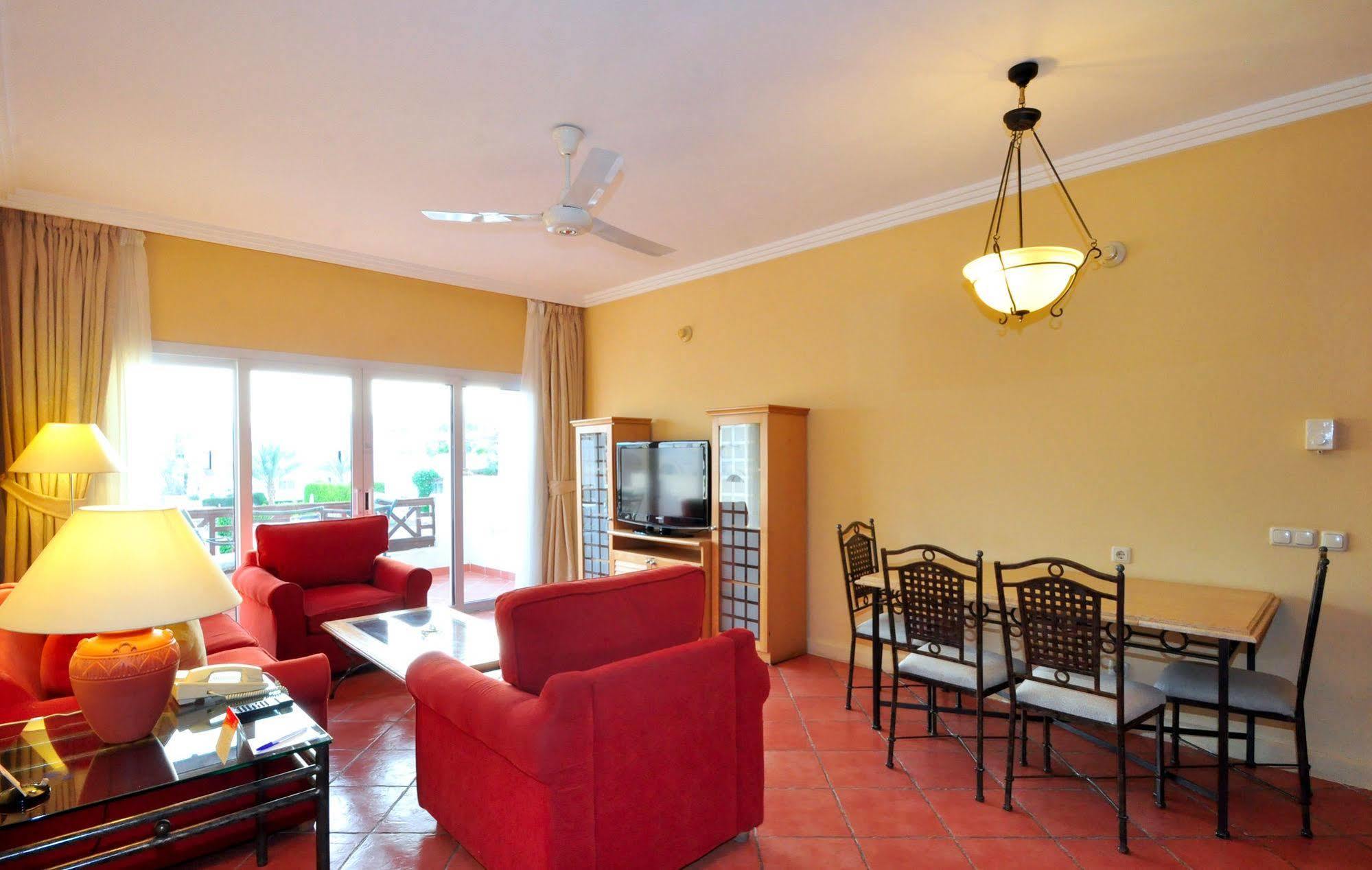 Jaz Sharm Dreams Hotel Exterior foto A living room in a typical apartment
